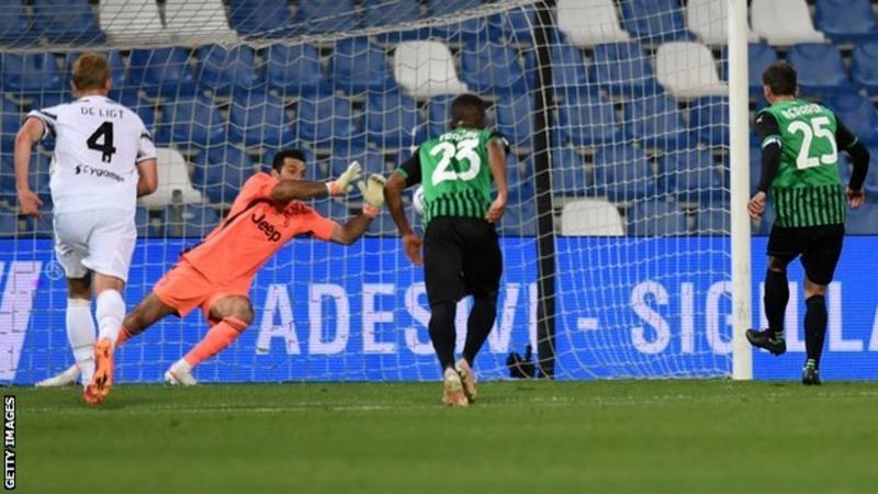 Gianluigi Buffon est le détenteur du record du plus grand nombre de matches de Serie a avec ce lancer de penalty dans le 657e match de Ligue de sa carrière.<br>
